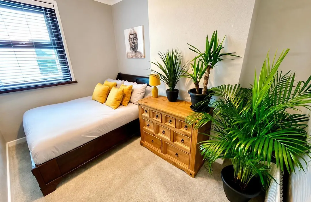 Cozy Two Bedroom Apartment - A Stroll From Gardens To Beach - With Parking And Wifi-1