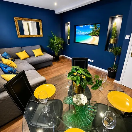 Cozy Two Bedroom Apartment - A Stroll From Gardens To Beach - With Parking And Wifi-2