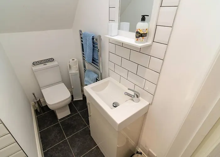 Spacious 3-Bed, Town Centre, Parking, Near Beach