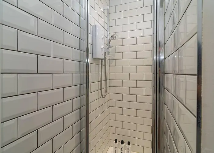 Spacious 3-Bed, Town Centre, Parking, Near Beach
